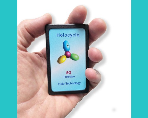 Une protection révolutionnaire contre les perturbations environnementales\nL’Holocycle 5G va au-delà de l’atténuation des rayonnements 5G. Il transforme toutes les radiations géopathiques et artificielles existantes en formes harmonieuses qui soutiennent la vie. Cela inclut les rayonnements des réseaux Hartmann, des lignes de Curry, des écoulements d\'eau souterrains, des canalisations, des gisements de minerai, du gaz naturel, du pétrole, des formations volcaniques, des lignes telluriques, des répéteurs micro-ondes, des tours de transmission, des radars, des antennes, des structures militaires, du Wi-Fi, des lignes de transmission haute tension, stations de distribution de charge électrique, transformateurs, ordinateurs, téléphones portables, télécommandes, fours à micro-ondes, fours à induction, écrans, équipements électriques industriels, structures métalliques souterraines et rayonnement structurel.